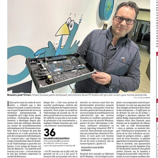 Photo d’un article de presse montrant un dirigeant présentant l’intérieur d’un ordinateur ouvert, illustrant le concept de PC éco-évolutif et de réutilisation des composants dans un contexte professionnel (Bressuire, 79)
