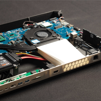 Vue intérieure du PC ÉcoÉvolutif by Reboot2Life, montrant ses composants modulaires et remplaçables, conçus pour offrir une évolution simple, durable et performante dans le temps, Bressuire (79) Poitou-Charentes.